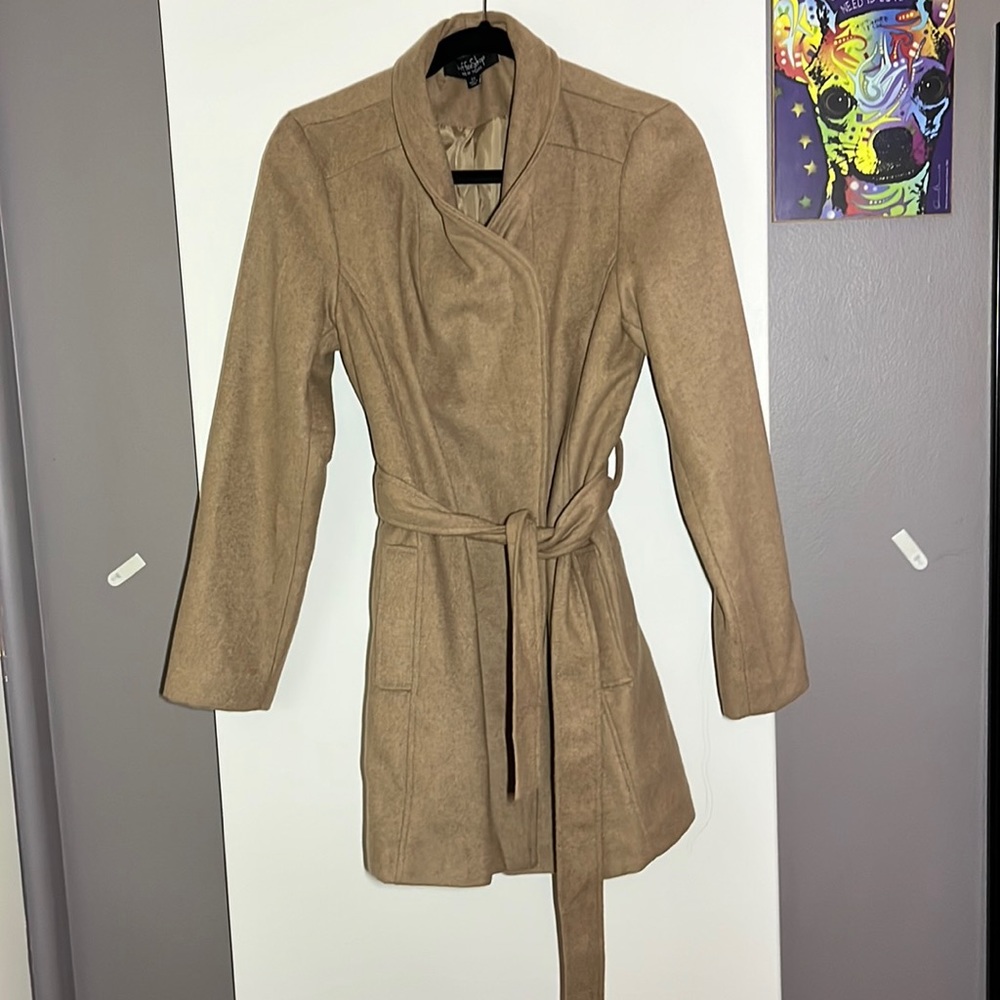 I’m selling an one , From comfy,  unworn, it’s blxk button and h and estr